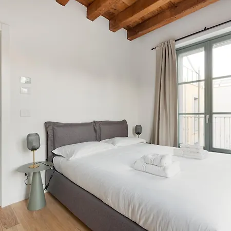 Modern Apartment In Milan With Balcony Exterior photo
