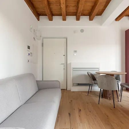 Modern Apartment In Milan With Balcony Exterior photo