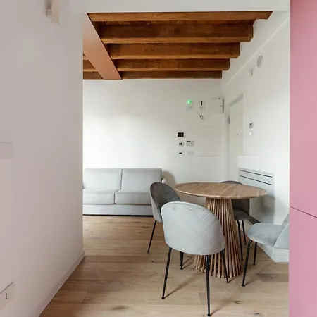 Modern Apartment In Milan With Balcony Exterior photo