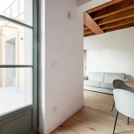 Modern Apartment In Milan With Balcony Exterior photo