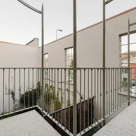 Modern Apartment In Milan With Balcony Exterior photo