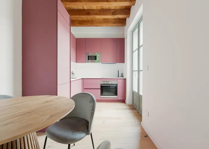 Modern Apartment In Milan With Balcony