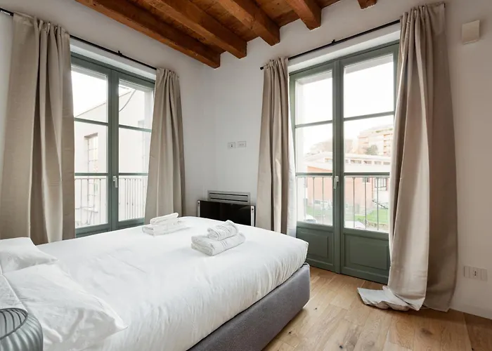 Modern Apartment In Milan With Balcony